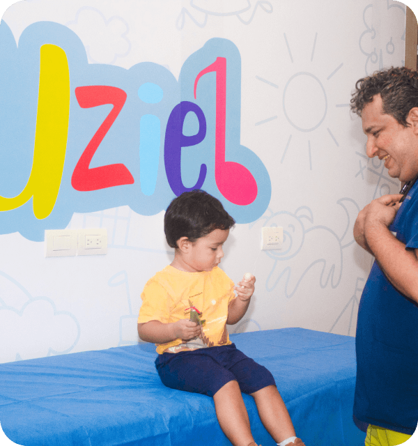 Dr. Uziel con paciente